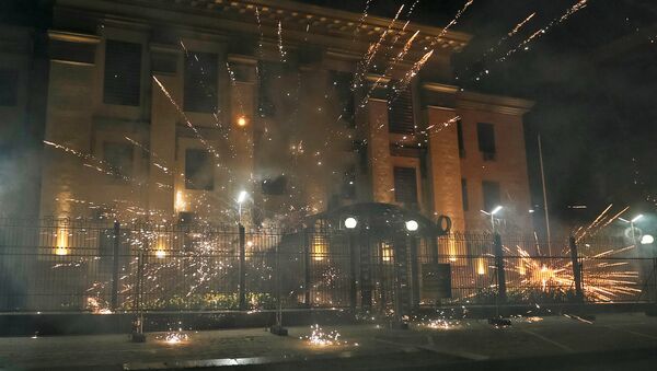 Petardos lanzados por los manifestantes cerca de la embajada de Rusia en Kiev Petardos lanzados por los manifestantes cerca de la embajada de Rusia en Kiev - Sputnik Mundo