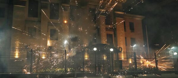 Petardos lanzados por los manifestantes cerca de la embajada de Rusia en Kiev - Sputnik Mundo