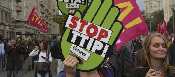 Más de 30.000 personas participan en Berlín en una manifestación contra la firma del acuerdo sobre la creación de la Asociación Transatlántica para el Comercio y la Inversión (TTIP) - Sputnik Mundo
