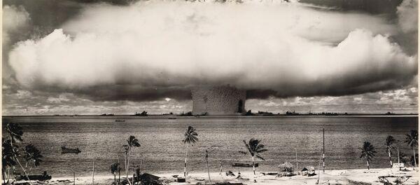Detonación en el Atolón Bikini, Islas Marshall, Pacífico, 1946 - Sputnik Mundo