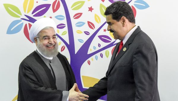 Iranian President Hassan Rouhani greets Venezuelan President Nicolas Maduro Iranian President Hassan Rouhani greets Venezuelan President Nicolas Maduro - Sputnik Mundo