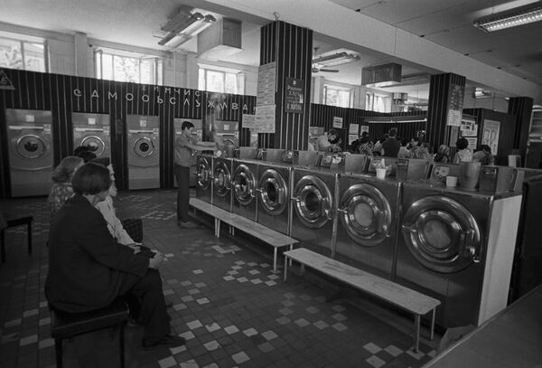 A self-service laundry and dry cleaner's on Profsoyuznaya Street in Moscow. - Sputnik Mundo