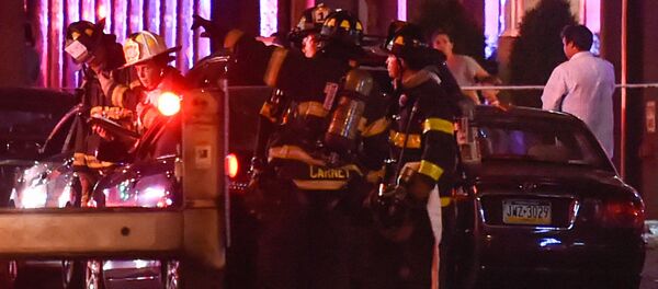 Bomberos cerca del sitio de una explosión en el barrio de Chelsea, en Manhattan, Nueva York - Sputnik Mundo