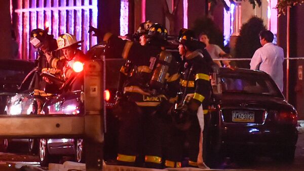 Bomberos cerca del sitio de una explosión en el barrio de Chelsea, en Manhattan, Nueva York - Sputnik Mundo