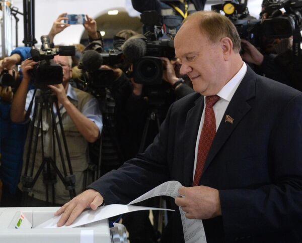 Guenadi Ziugánov, líder del partido comunista ruso KPRF, depositando su voto en la urna - Sputnik Mundo