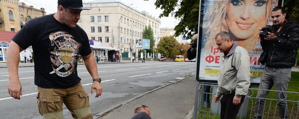 Los nacionalistas ucranianos cerca de la embajada rusa en Kiev - Sputnik Mundo