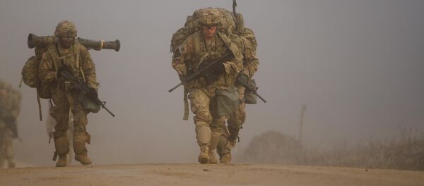 Soldados estadounidenses durante la marcha cerca de Camp Albertshof en Alemania, 9 de diciembre de 2015 - Sputnik Mundo