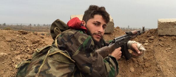Un soldado del Ejército sirio cerca de la ciudad de Deir Ezzor - Sputnik Mundo