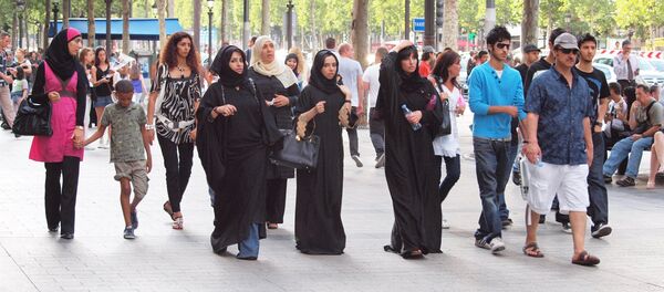 Familia musulmana pasea poe El Eliséo - Sputnik Mundo