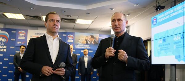 El primer ministro ruso, Dmitri Medvedev, y el mandatario del país, Vladímir Putin, en la sede del partido Rusia Unida - Sputnik Mundo
