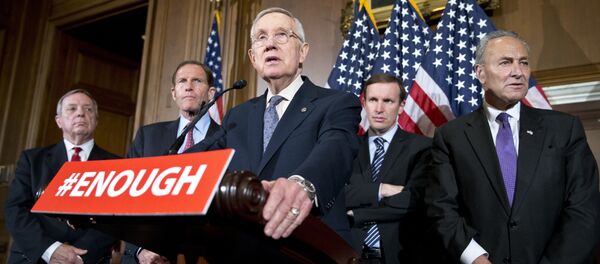 Los Senadore Richard Durbin, Richard Blumenthal, Chris Murphy y Charles Schumer se pronuncian contra la libre venta de armas - Sputnik Mundo