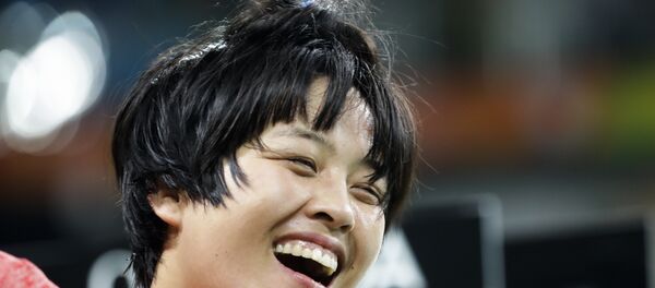 Jóven china riéndose - Sputnik Mundo