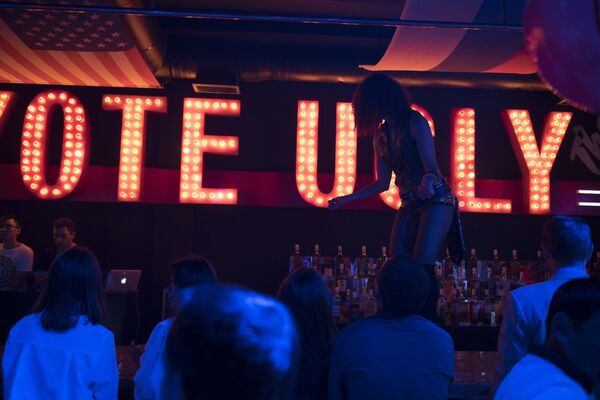 Bar Coyote Ugly en Kirguistán - Sputnik Mundo