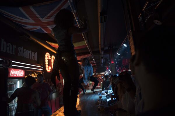 Bar Coyote Ugly en Kirguistán - Sputnik Mundo