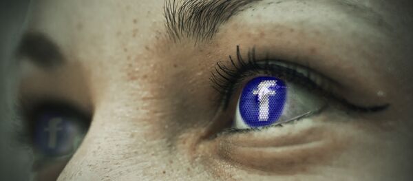 El logotipo de Facebook en un ojo humano - Sputnik Mundo