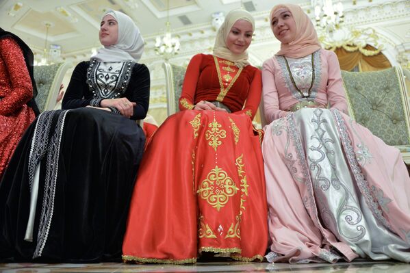 Las participantes en el evento dedicado a la celebración del Día de la Mujer Chechena, en Grozni. - Sputnik Mundo