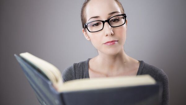 Una mujer leyendo un libro - Sputnik Mundo