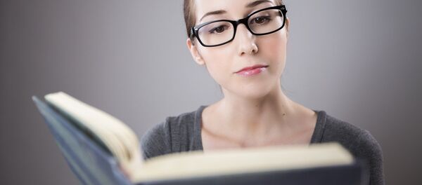 Una mujer leyendo un libro Una mujer leyendo un libro - Sputnik Mundo