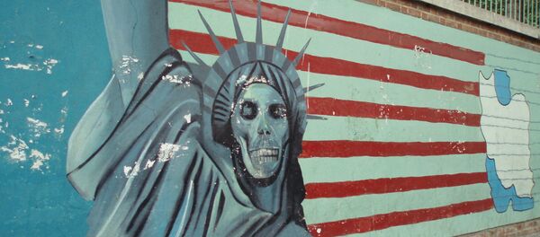 Famoso mural de la estatua de la libertad con una cara del cráneo con la bandera estadounidense de fondo, ex embajada de Estados Unidos, Teherán. - Sputnik Mundo