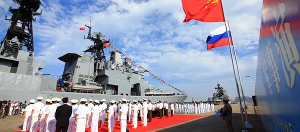 Banderas de China y Rusia durante ejercicios navales - Sputnik Mundo