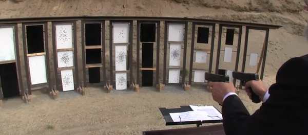 Vitali Kryuchin reproduce el ritmo de varias composiciones con ayuda de dos pistolas - Sputnik Mundo