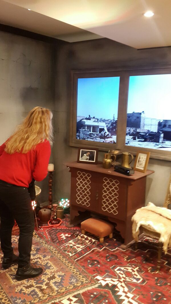 Una visitante de la instalación - Sputnik Mundo