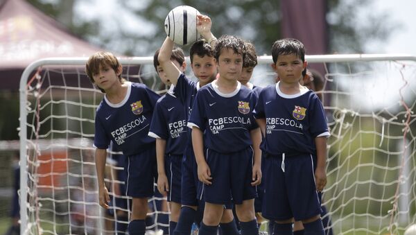 Los niños en la escuela de fútbol - Sputnik Mundo