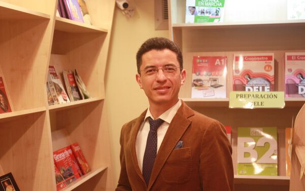 Fernando Carrera, el fundador y director del Centro de lengua y cultura española “Adelante Fernando Carrera, el fundador y director del Centro de lengua y cultura española “Adelante - Sputnik Mundo