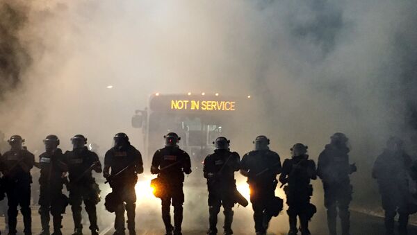 La policía durante las protestas en Charlotte - Sputnik Mundo