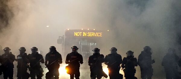 La policía durante las protestas en Charlotte - Sputnik Mundo