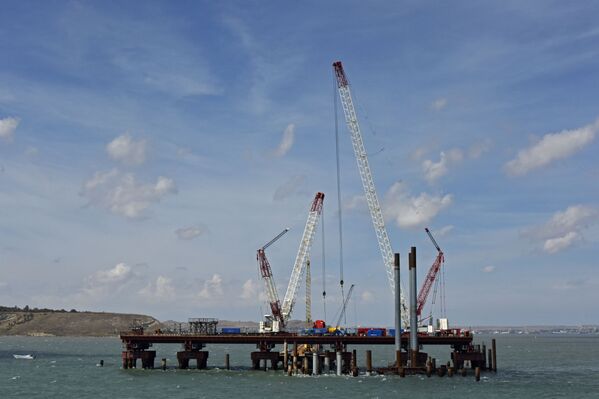 La construcción del puente de Crimea - Sputnik Mundo