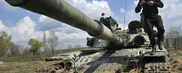 Students of military faculty of Kharkiv polytechnical institute take part in tank military drills organised within counter measures aimed at armed separatists on April 14, 2016 in Kharkiv region under the direct leadership of officers who took part in military operations in the East of Ukraine. - Sputnik Mundo
