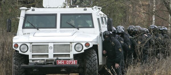 El vehículo blindado Tigr y los agentes de unidades especiales de Rusia y Bielorrusia (archivo) - Sputnik Mundo