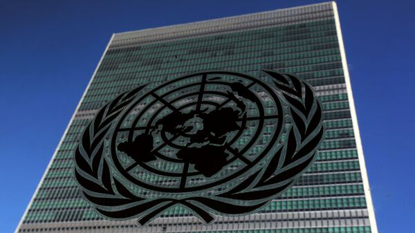 The United Nations logo is pictured in front of the United Nations Headquarters building during the 71st United Nations General Assembly in the Manhattan borough of New York, U.S., September 22, 2016. - Sputnik Mundo