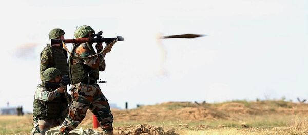 Los militares rusos e indios durante las maniobras conjuntas Indra 2014 - Sputnik Mundo