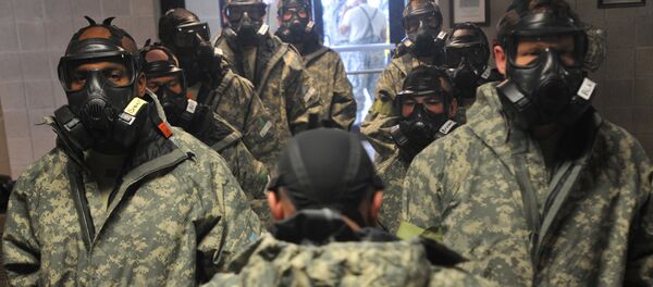 Soldados vestidos en el uniforme de defensa química (archivo) - Sputnik Mundo