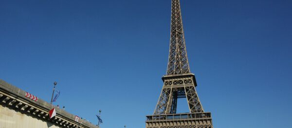 La torre Eiffel en París - Sputnik Mundo