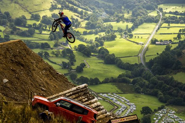 Un participante de una competencia de ciclismo de montaña en Dinas Mawddwy, Reino Unido. - Sputnik Mundo