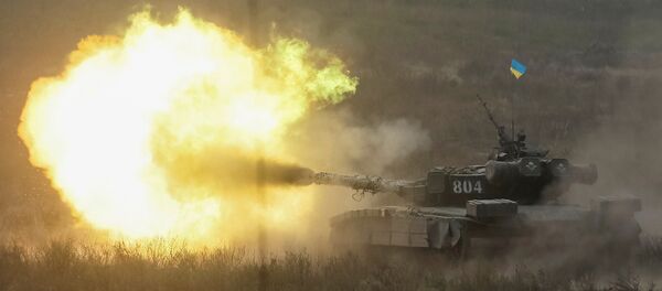 A tank fires during a military exercise in the training centre of Ukrainian Ground Forces near Goncharivske - Sputnik Mundo