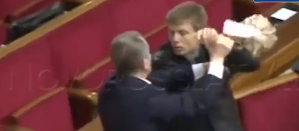 Dos diputados ucranianos se pelean por un paquete de galletas - Sputnik Mundo