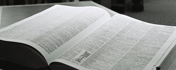 El diccionario recopila los vocablos que componen una lengua y aclara sus significados - Sputnik Mundo