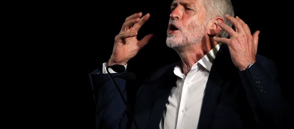 Britain's Labour leader Jeremy Corbyn speaks at a rally in advance of tonight's debate with Owen Smith at a Labour Leadership Campaign event in Glasgow, Scotland, August 25, 2016. Britain's Labour leader Jeremy Corbyn speaks at a rally in advance of tonight's debate with Owen Smith at a Labour Leadership Campaign event in Glasgow, Scotland, August 25, 2016. - Sputnik Mundo