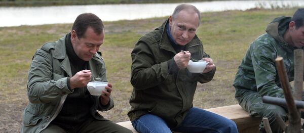 Vladímir Putin, presidente de Rusia, y Dmitri Medvédev, primer ministro de Rusia - Sputnik Mundo