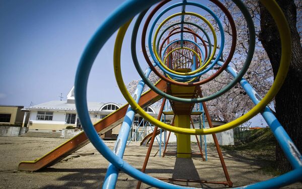 Patio de recreo en la ciudad abandonada de Futaba, Japón - Sputnik Mundo