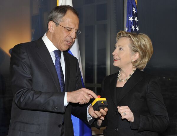 Serguéi Lavrov, ministro de Exteriores de Rusia, le indica a Hillary Clinton, secretaria de Estado de EEUU, el error en la traducción al ruso de la palabra 'Reinicio' el 6 de marzo del 2009 en Moscú (Rusia) - Sputnik Mundo