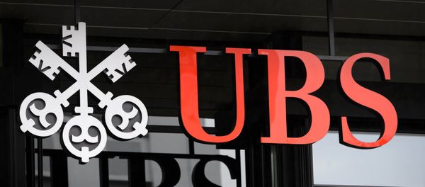 A picture taken on on January 12, 2016 shows the logo of the Swiss global financial services company UBS at the entrance of a branch's building in Zurich.  - Sputnik Mundo