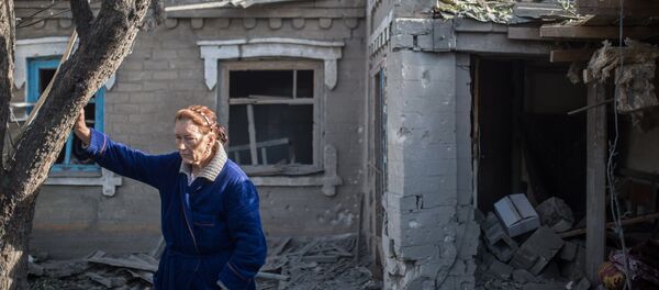 Последствия обстрела поселка Александровка в Донецкой области - Sputnik Mundo