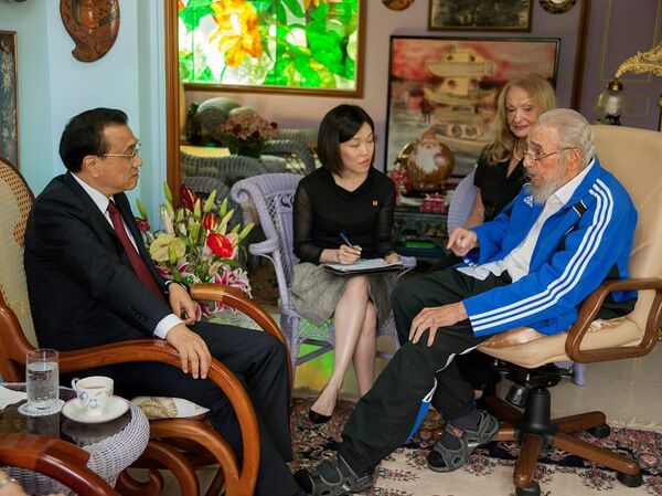 El primer ministro de China, Li Keqiang, y el expresidente cubano, Fidel Castro El primer ministro de China, Li Keqiang, y el expresidente cubano, Fidel Castro - Sputnik Mundo