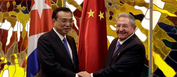 Raúl Castro, presidente de Cuba, y Li Keqiang, primer ministro asiático - Sputnik Mundo