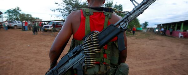 Un combatiente de las FARC - Sputnik Mundo